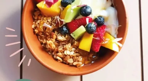 Bowl de yogur con granola, frutillas, arándanos, mango y kiwi